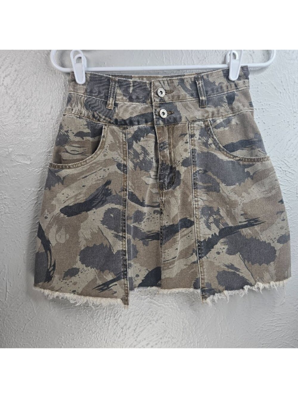 POL Mini Cargo Skirt M Army Green Camo Denim Distressed Raw Hem Y2K Edgy Grunge